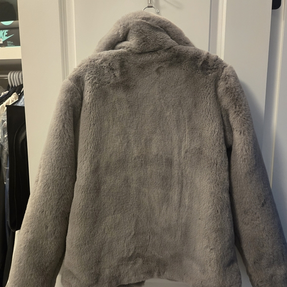 Women's Gray Faux Fur Coat - Picture 4 of 4